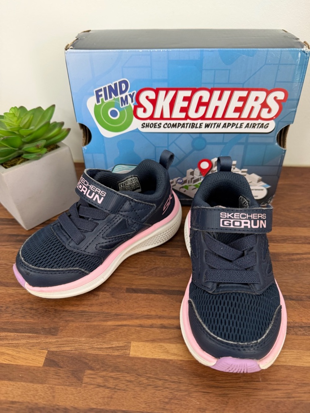 Skechers AirTag GoRun Navy and Pink ‘Find My Sketchers’ Athletic Sneakers - 6T